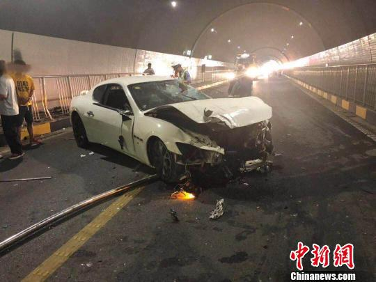 白色玛莎拉蒂轿跑受损严重，车头面目全非 义乌交警供图
