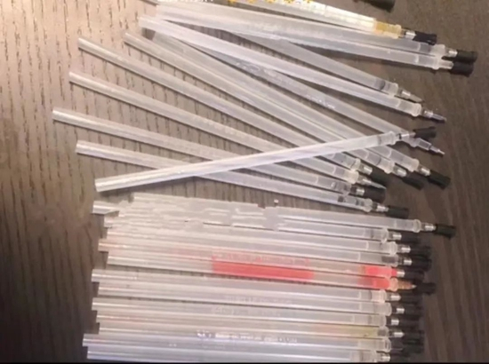 文婷备考期间用掉的中性笔笔芯。受访者供图