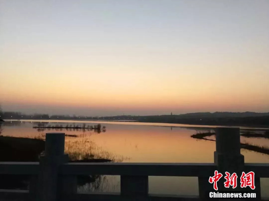 铜山区吕梁风景区悬水湖畔。　朱志庚 摄