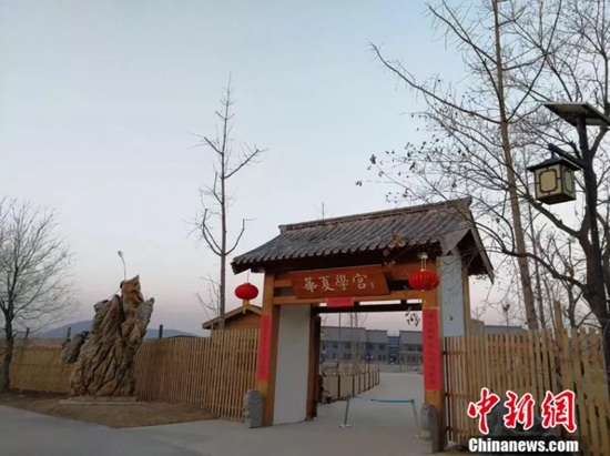现学校南门。　朱志庚 摄