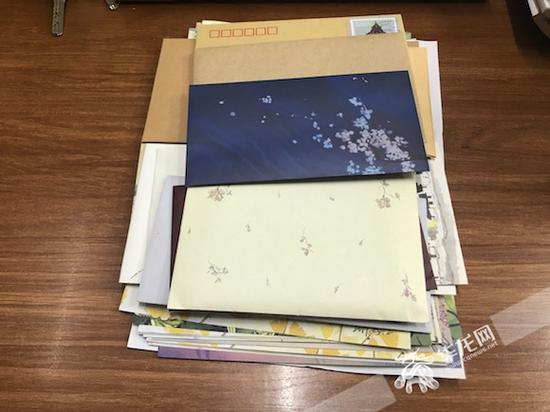 张红燕展示着一部分书信。记者 祝可 摄