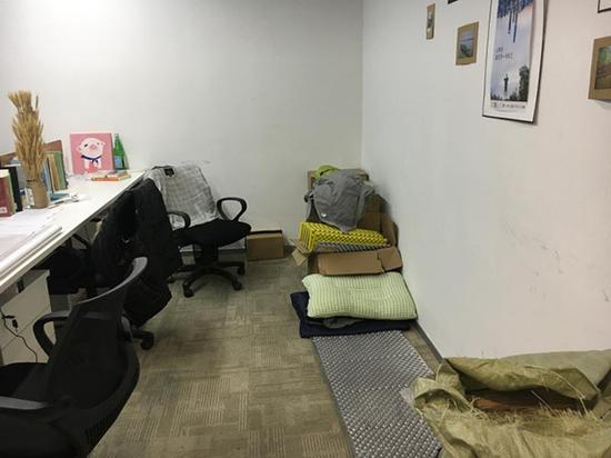 加班时汪星宇等人便在办公室打地铺。“用教育连接城乡”