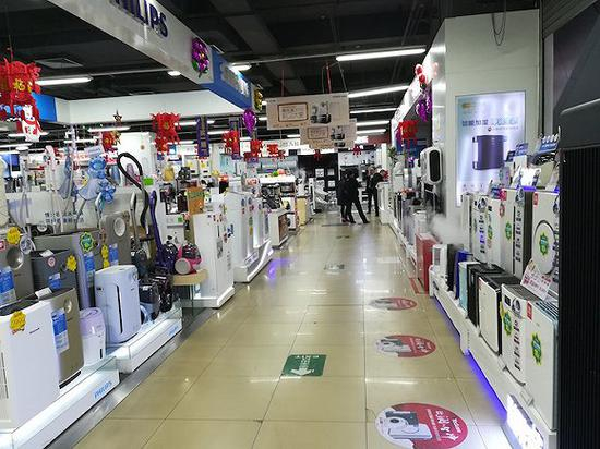 　　2018年1月22日，北京一商场净化器卖场区域顾客稀少，商家也纷纷降价打出各种优惠来吸引消费者。图片来源：视觉中国