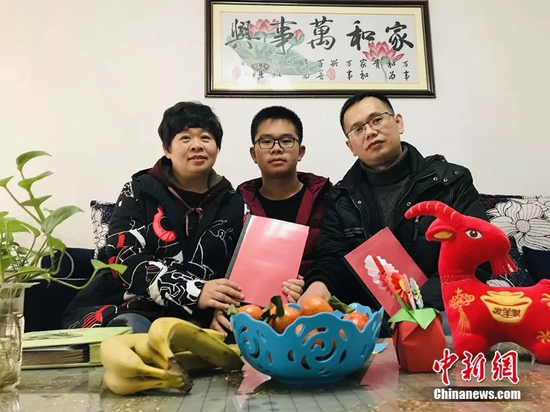 王晓丽一家三口 张芹 摄