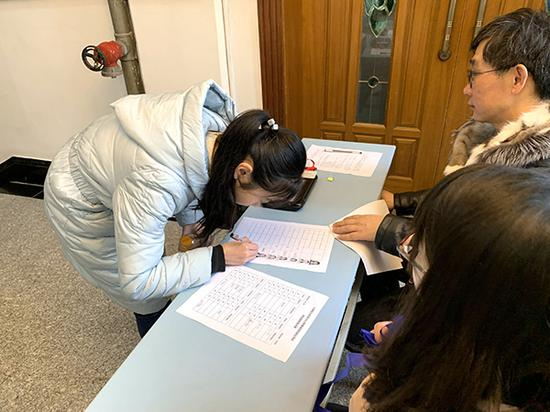上海电力大学春招校测现场，考生正在进行校测抽签等环节的确认。袁庄鹏 图