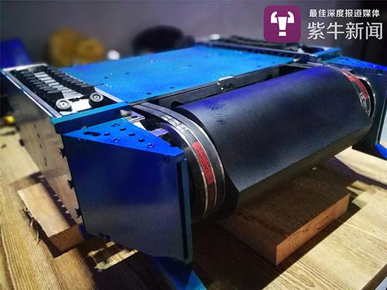 李蕴洲团队研发的格斗机器人“深海巨鲨”。