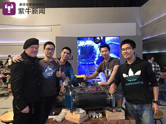李蕴洲（最右）和团队成员们。如今核心成员身价过千万