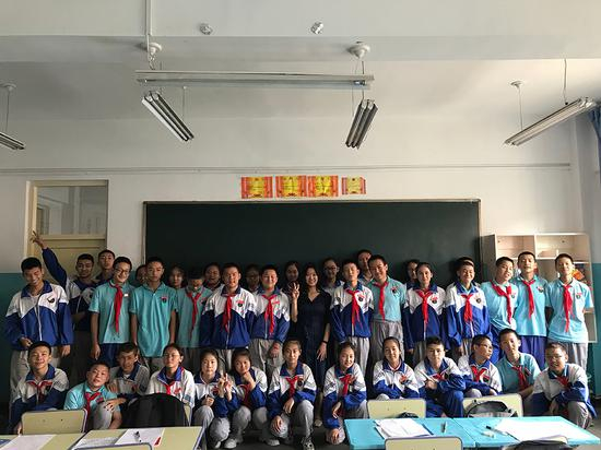 王丹丹与学生合影留念如何教学