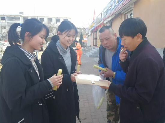 两姐妹参与胃癌筛查项目资料收集。来源：四川大学