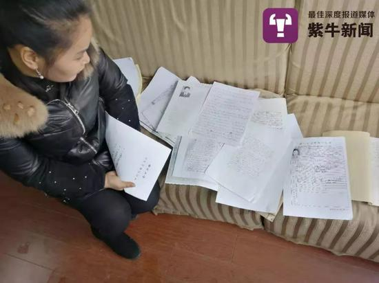 周梅红向紫牛新闻记者展示这五年来的寻亲资料