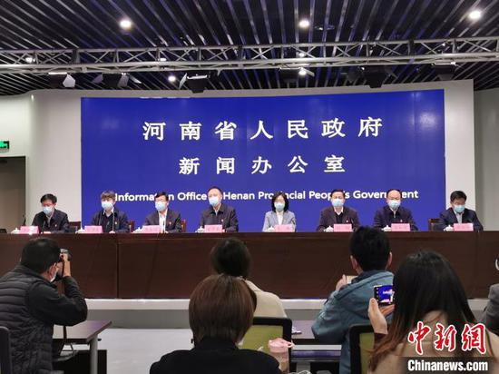 河南召开新闻发布会现场，介绍返校复学情况。　韩章云　摄