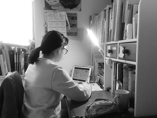 除了直播课，高三学生江雪还会看录制好的视频课