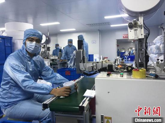 夏继尧在口罩厂打工。　西南石油大学供图