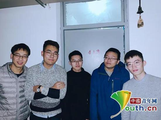 图为该寝室成员。受访者供图