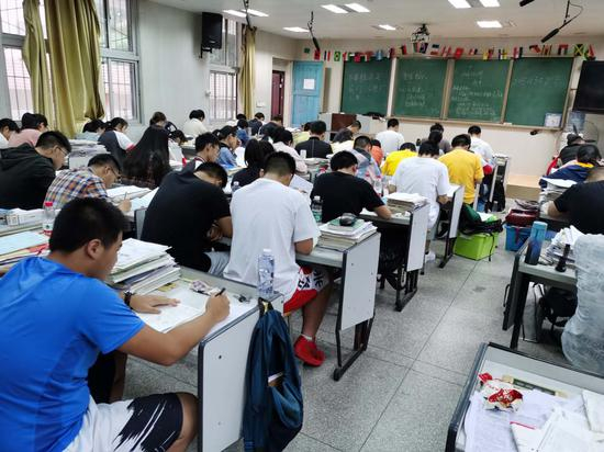 每位考生都在认真复习备考。受访者供图