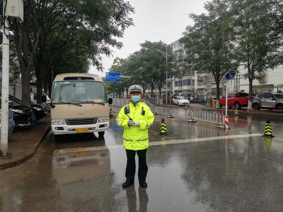 交警在房山区良乡中学维护交通秩序。崔自亮 摄
