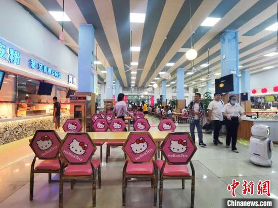 Hello Kitty食堂现身海南大学，装修风格粉嫩“小清新”。　张茜翼　摄