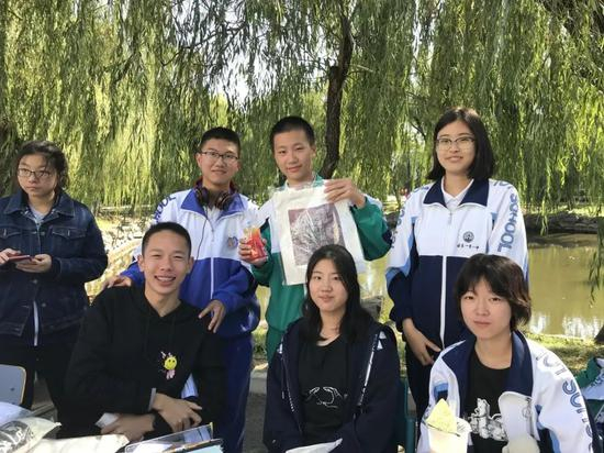 第一排右一为张乐云同学