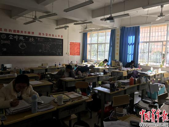 禄劝一中部分学生周末仍在校学习&nbsp;程盟超/摄
