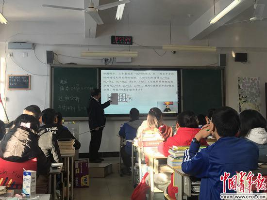 禄劝一中的学生在上直播课&nbsp;&nbsp;程盟超/摄