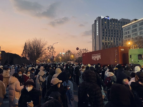 考试结束后后，考生散场。