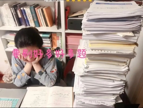 备考公务员期间，文婷的桌上堆满了资料。受访者供图