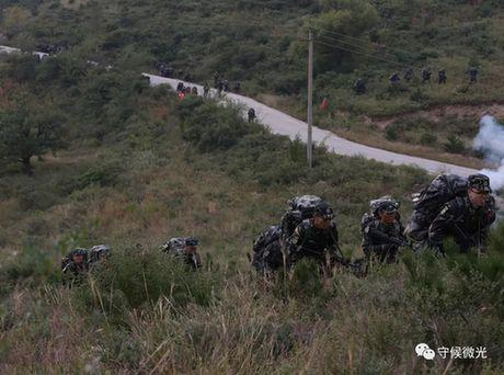 营员们爬上山坡，抢占高地。