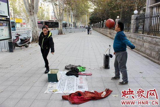 夏思军说，他要靠自己的技艺挣钱为妹妹读书，直至妹妹找到工作。 