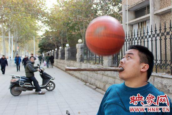 河南残疾小伙卖艺乞讨供妹妹读研