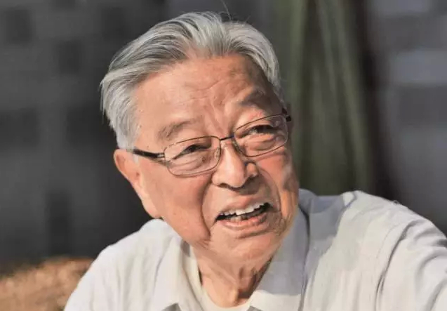 褚时健专程从玉溪的家中来到基地见老朋友。 