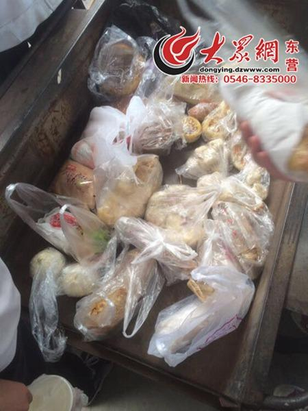 网友爆料：胜利十三中禁止学生将早餐带入校园