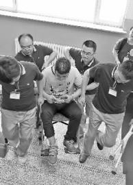 特殊考生被工作人员抬进考场
