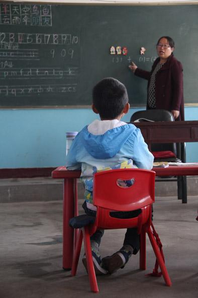 ▲前所中心小学只有一名小学生——朱烘丙。