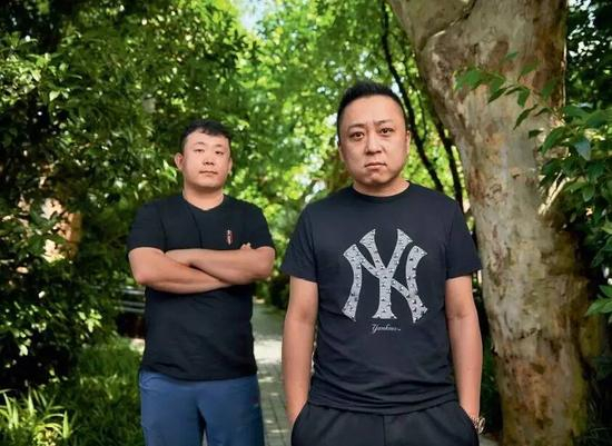 天下霸唱（右）与向上霸唱工作室总经理孔德胜（左）不只是工作上的伙伴，还是“背靠背的兄弟”