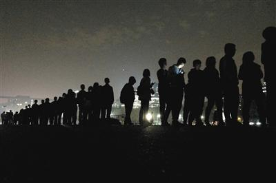 北京某高校，学生在操场上排队打卡跑步。新京报记者 浦峰 摄