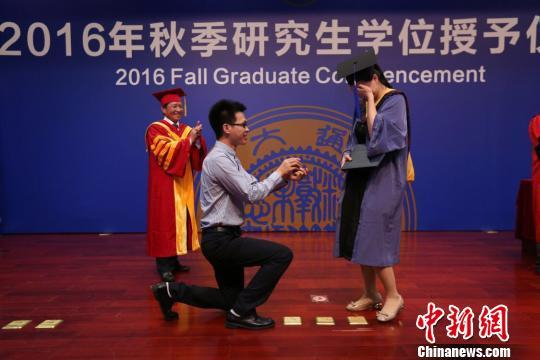 图为一位毕业生在现场被男友求婚。　王小军　摄