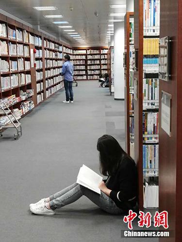 国家图书馆内席地而坐的读者。中新网记者 宋宇晟 摄