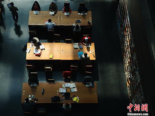国家图书馆中的读者。中新网记者 富宇 摄