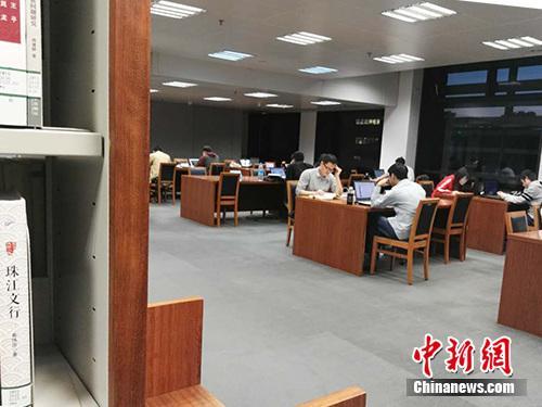 国家图书馆中的读者。中新网记者 宋宇晟 摄