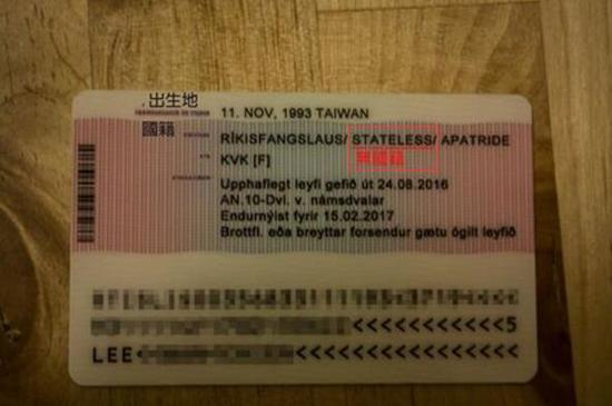 图为修改后的居留证，红框内写着“stateless”（“无国籍”）。来源：脸书（facebook）