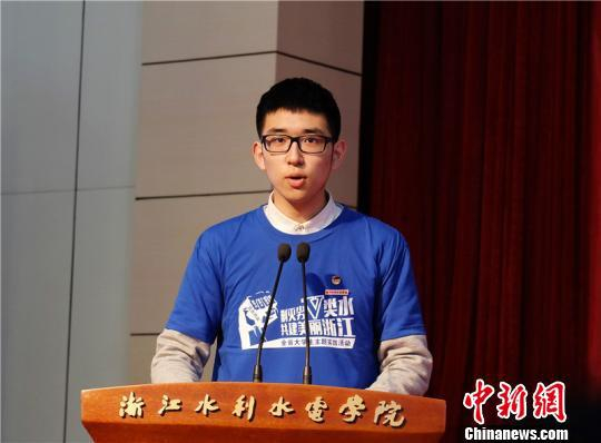 &nbsp;&nbsp;&nbsp;&nbsp;浙江大学学生会主 席章成之带领浙江省1000名大学生代表在国歌声中宣誓。　刘丹丹　摄