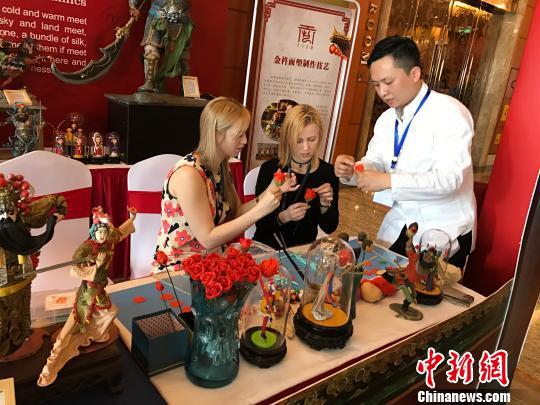 青年代表体验“非遗”——金杵面塑制作技艺。　傅煜　摄