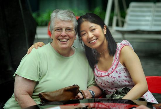 　　“耶鲁女孩”夏华斯（Jenna Cook）与美国妈妈在一起。2012年，她回国寻亲，有50多个家庭现身认亲，但最终夏华斯没有找到自己的母亲。