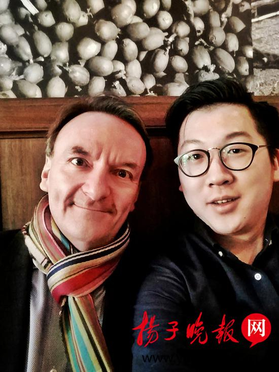 图2与国际级钢琴家Stephen Hough合影。&nbsp;