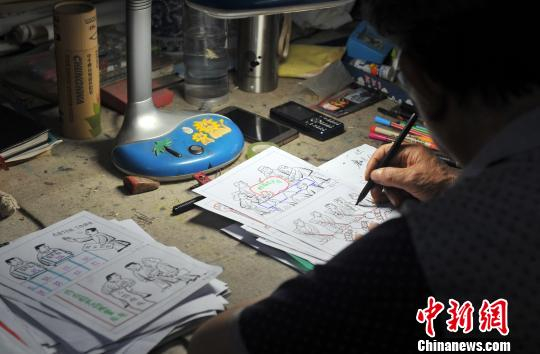 师彦文在作画 韩冰 摄