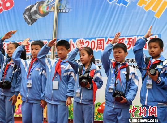 图为5月31日，摄影希望小学摄影小社团代表上台接受爱心捐赠。　张斌 摄