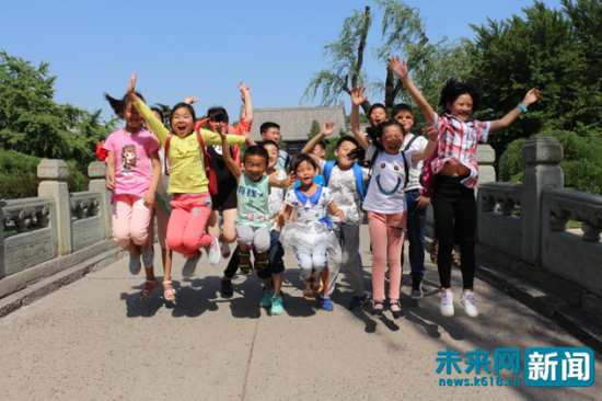 　　5月31日，北京大学。孩子们跳起来高呼：我们毕业啦！