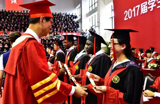 &nbsp;&nbsp;&nbsp;&nbsp;6月14日，西北师范大学2017届学生毕业典礼举行。校长刘仲奎为每一位毕业生拨穗正冠，并合影留念。李亚妮/摄