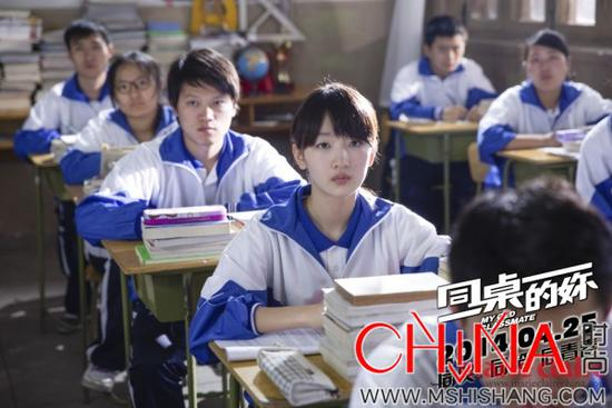 　　虽说“面口袋”丑，不过颜值高的人穿还是不一样