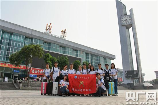 　　安徽大学生志愿者连续十年义务支教